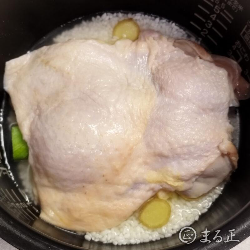 鶏もも肉を上にのせて通常通りご飯を炊きます。