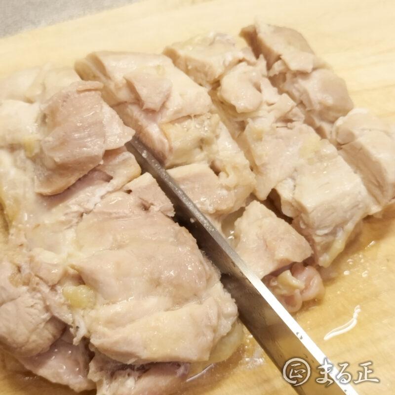 鶏もも肉を切ります