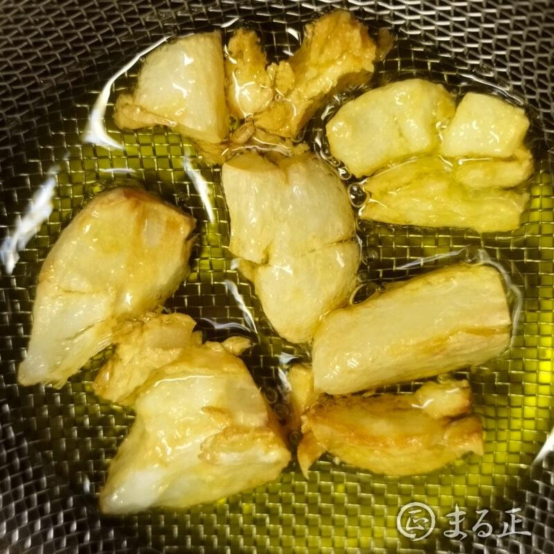 ニンニクをオリーブオイルでソテーします