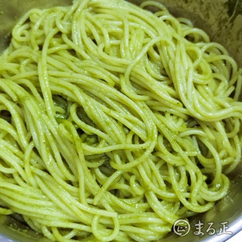茹で上がったパスタにバジルソースを絡める