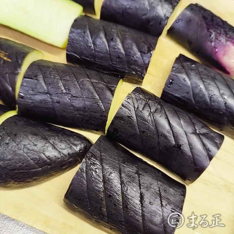 ナスを縦半分に切り、食べやすい大きさに切ります。