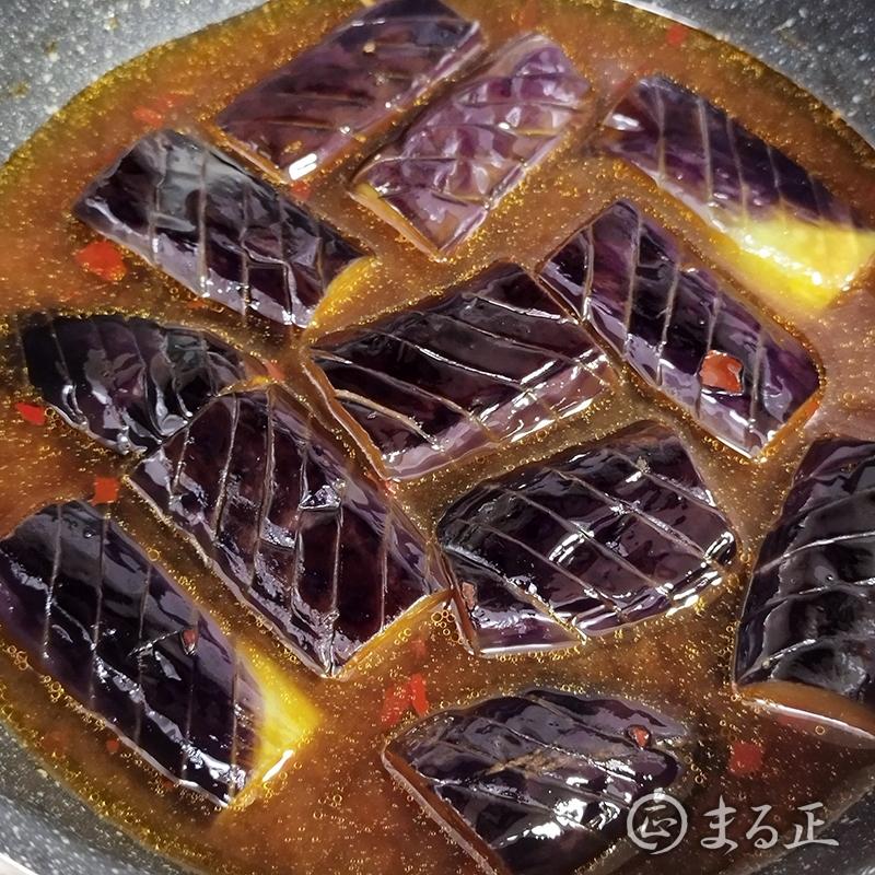 浸けダレを加えてひと煮たちさせます