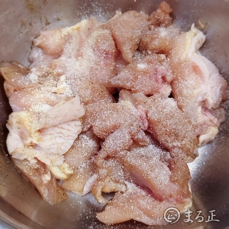 鶏肉に下味をつける