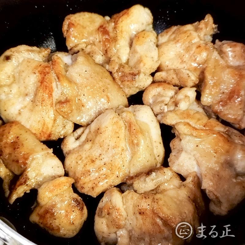 フライパンで鶏肉を焼きます。