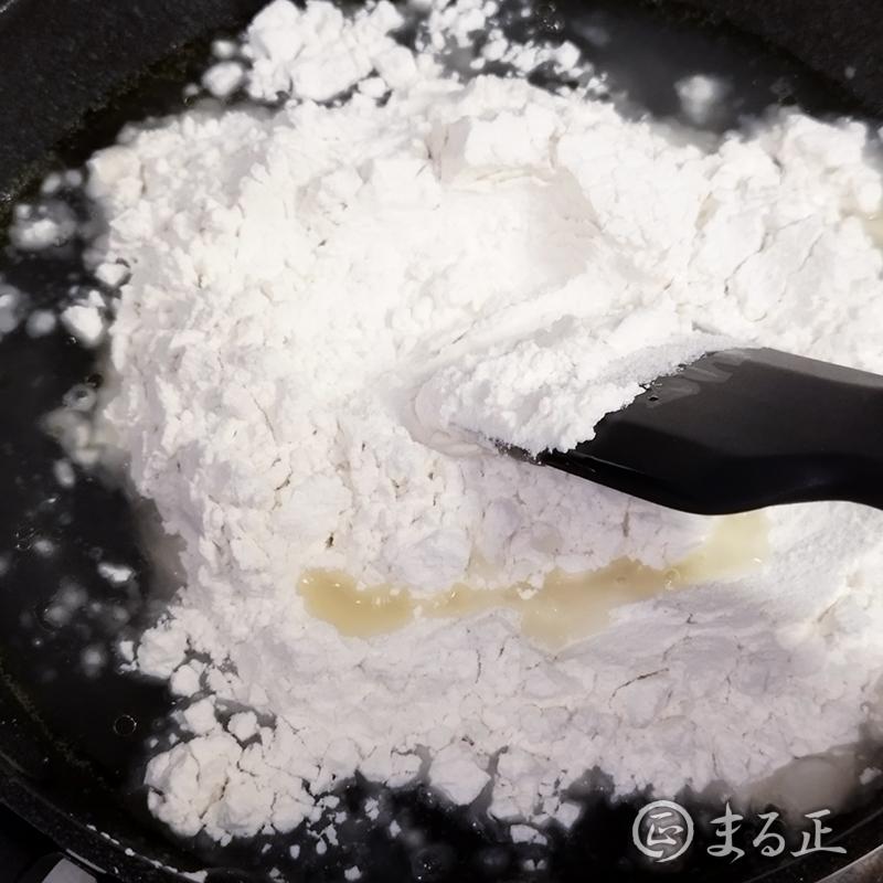 沸騰したお湯に強力粉を加える