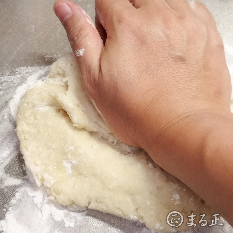 生地をこねます。