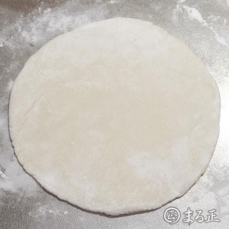 生地を丸く形成します