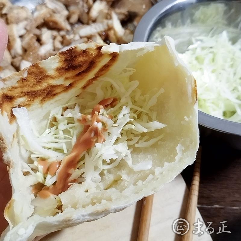 生地を広げて具を詰めます
