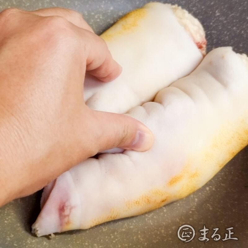 豚足を切った面を下にして焼きます
