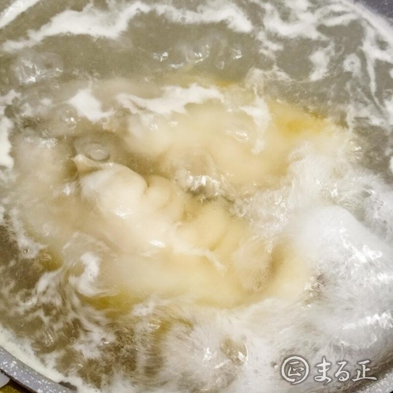 豚足を10分ほど茹でます