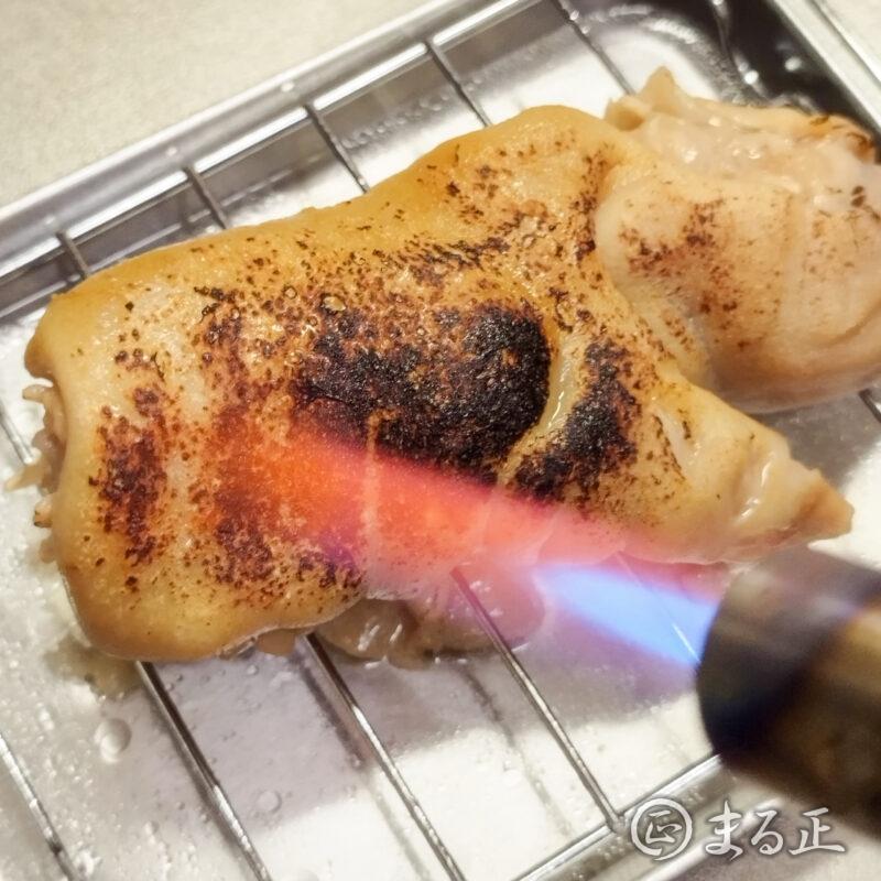 豚足をガスバーナーで炙ります