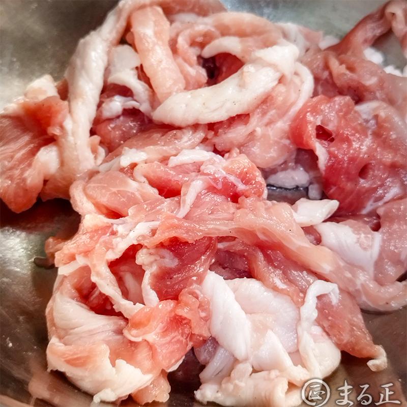 豚肉に下味をつけます。