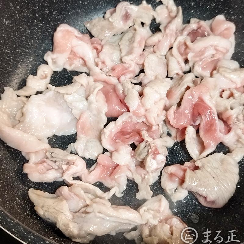 豚肉を炒めます。