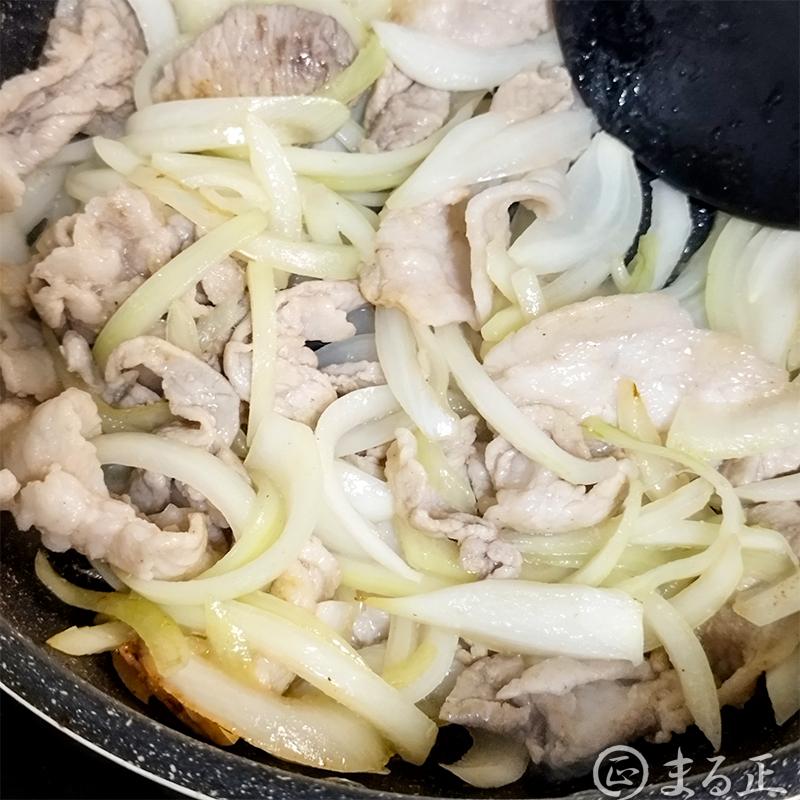 玉ねぎを加えて炒めます。
