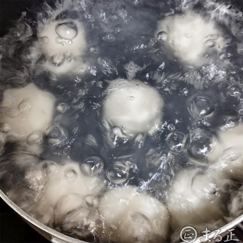 適度な大きさにちぎって丸め、熱湯に入れていきます。