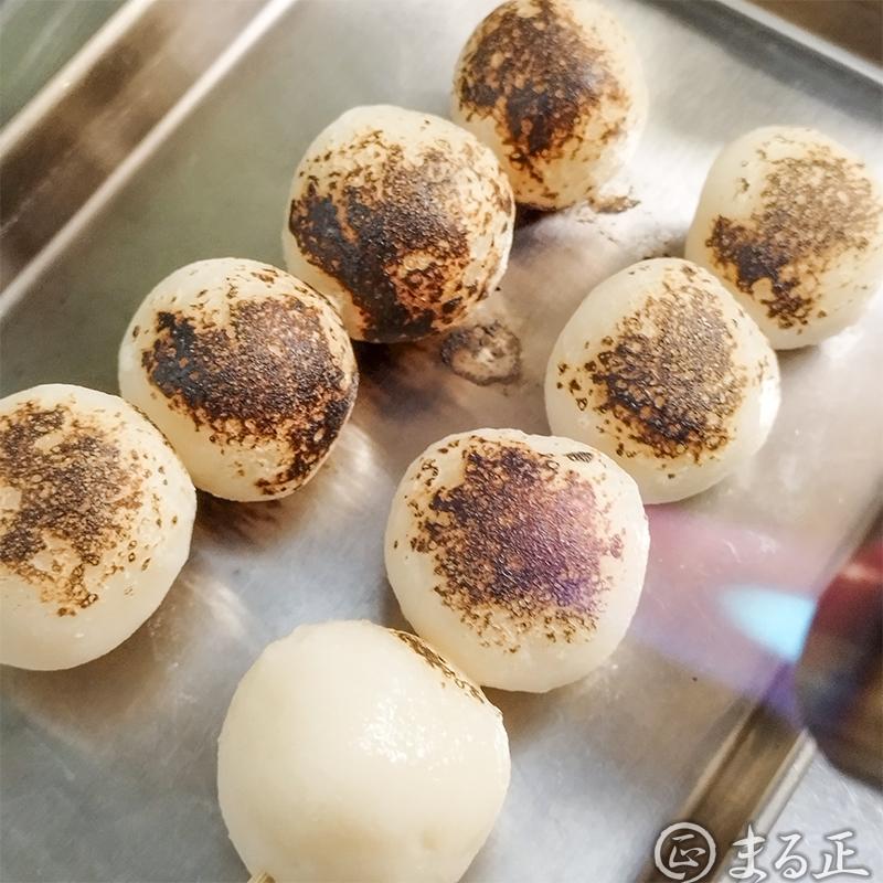 串にさしてガスバーナーで炙ります。