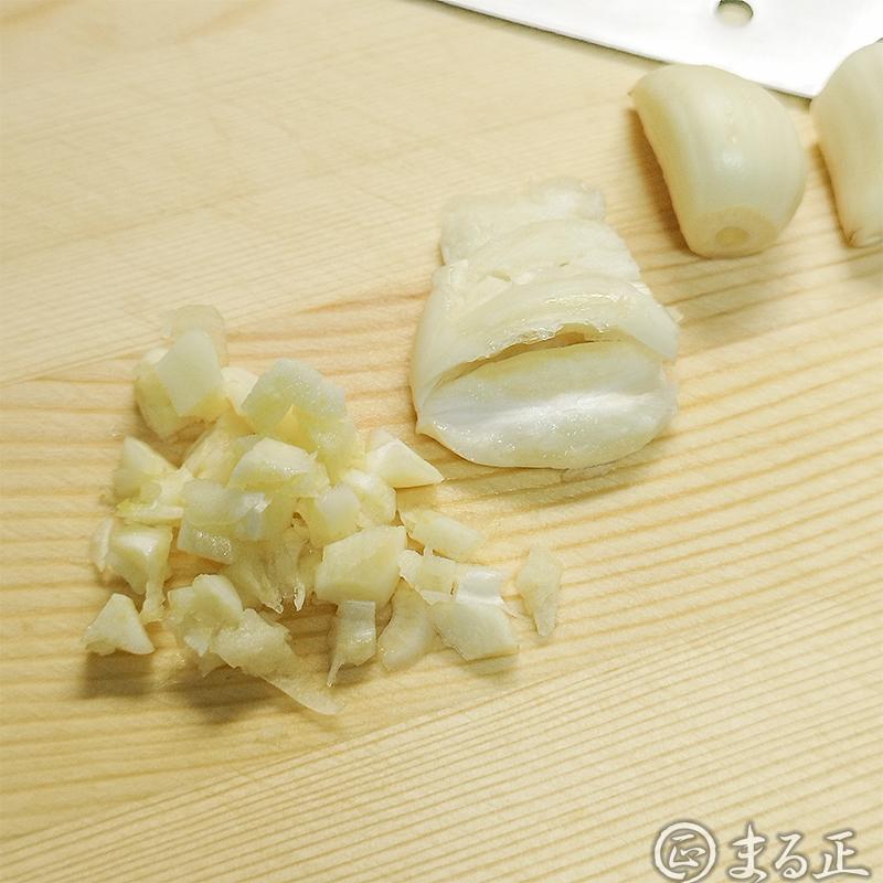 ニンニクを潰して細かく刻みます。