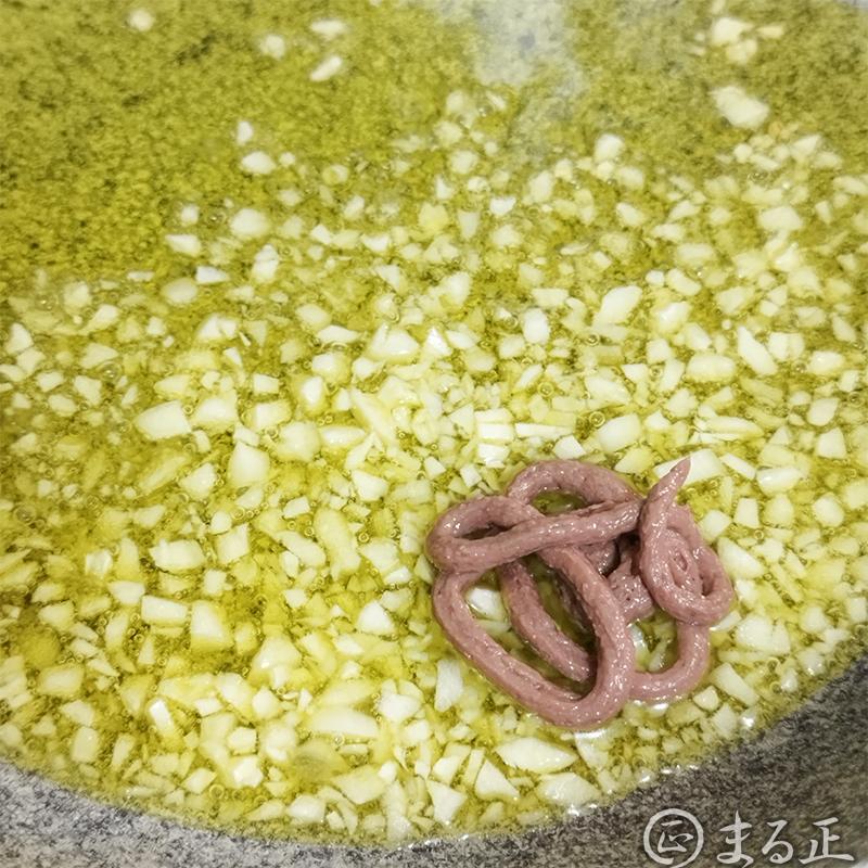 ニンニクとアンチョビペーストを炒めます。
