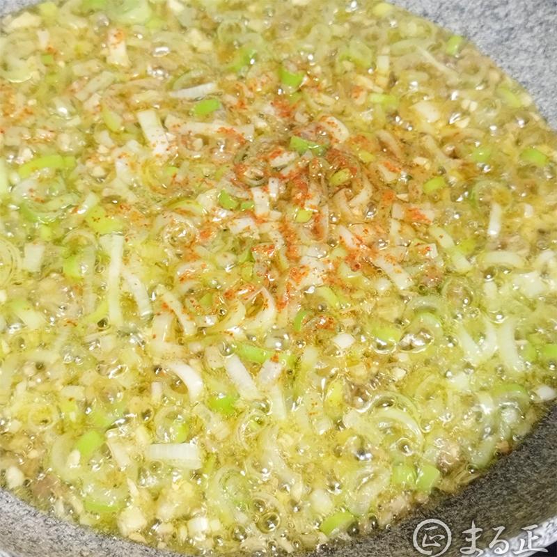 長ネギを加えて炒めます。