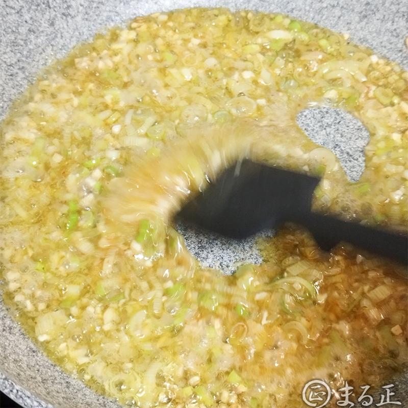 パスタのゆで汁を加えて全体をよく混ぜます。
