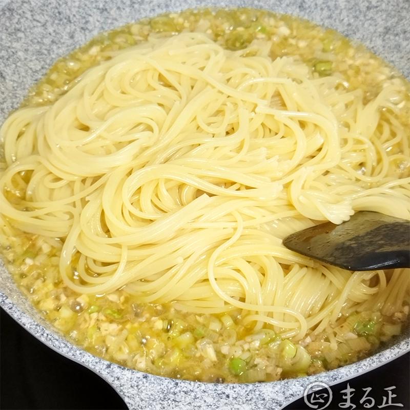 パスタを加えて全体をよく混ぜたら完成です。