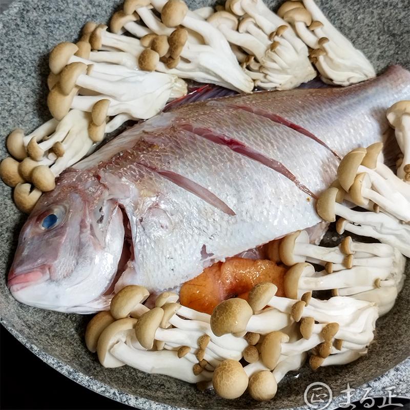 魚をフライパンに並べます。