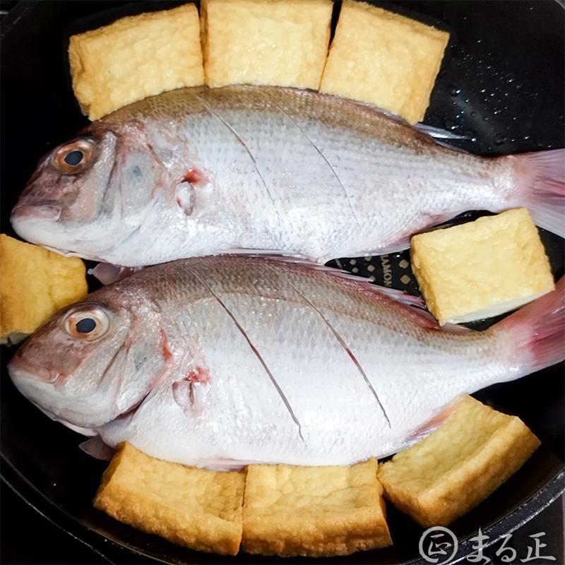 フライパンに鯛を上下に2尾並べ、周りに厚揚げとしめじを並べます。