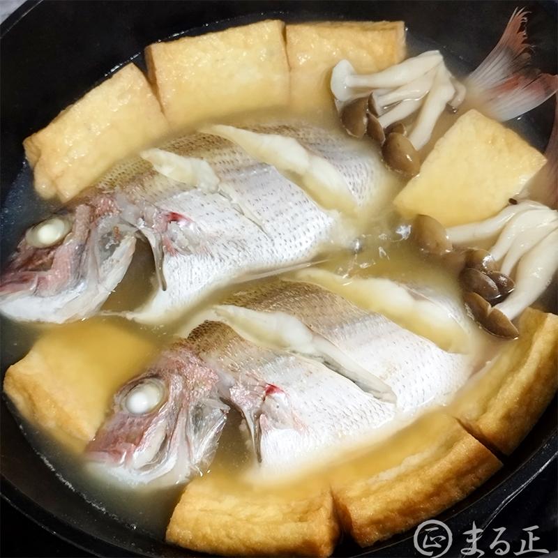 厚揚げやしめじを裏返して出汁をしっかりと染み込ませます。